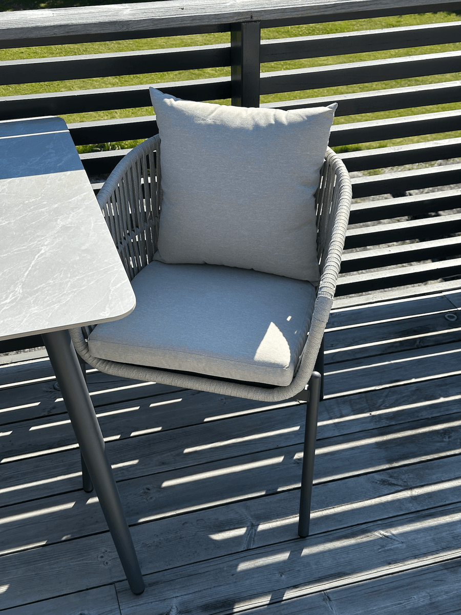 SISTE REST,  ALT SKAL UT. 2stk spisestoler, sort/beige